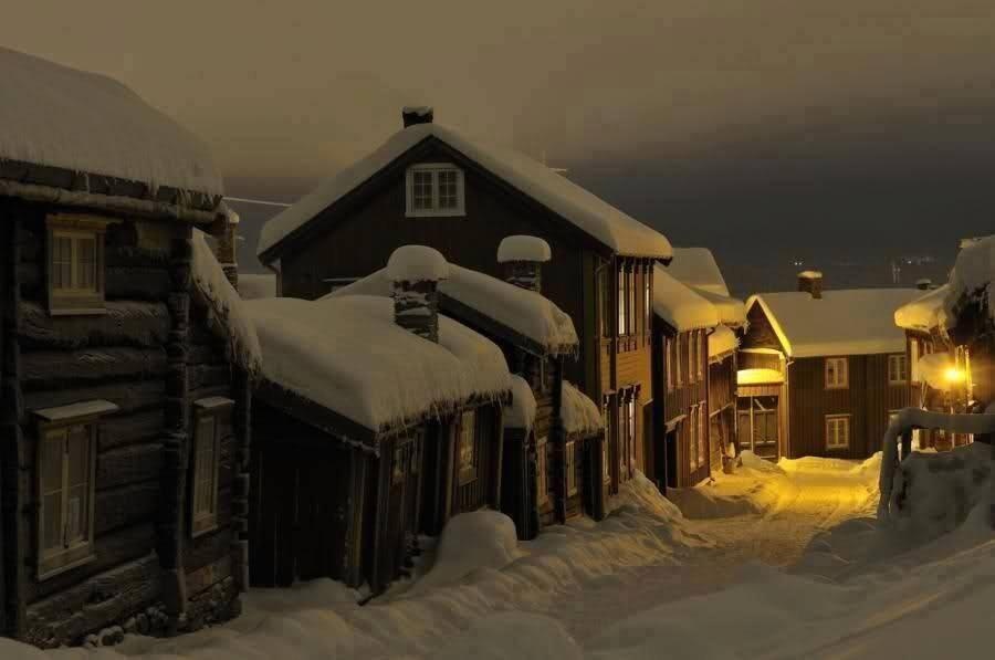 Winter night at Roros, Norway (Noaptea, iarna in Roros Norvegia) | Stiri  Meteo si Prognoza / Weather News and Forecast
